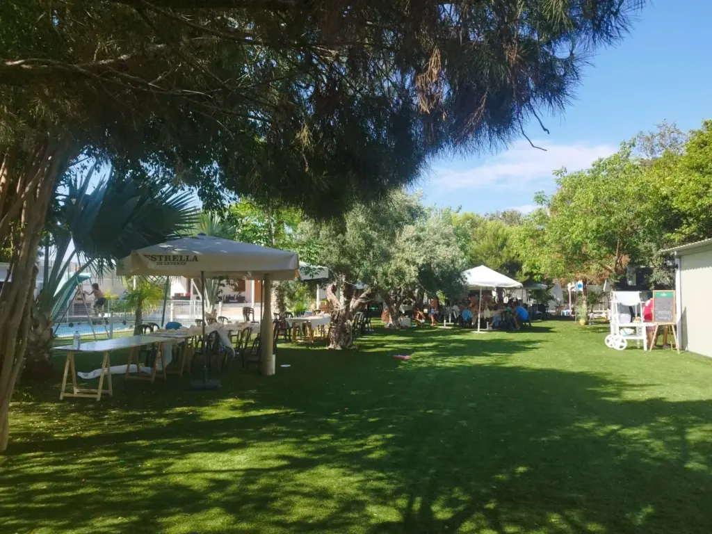 Zona de cesped con sombrillas y carpa montada en la Casa Rural Finca VegHug