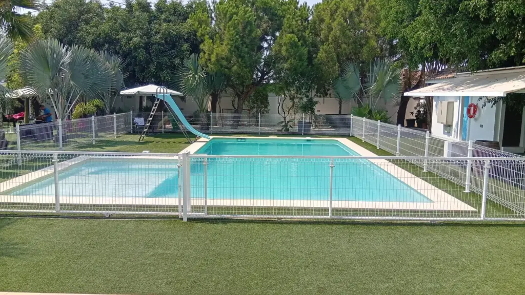 eventos veghug celebracion 08 Piscina vallada con tobogan y cesped en la Casa Rural Finca VegHug
